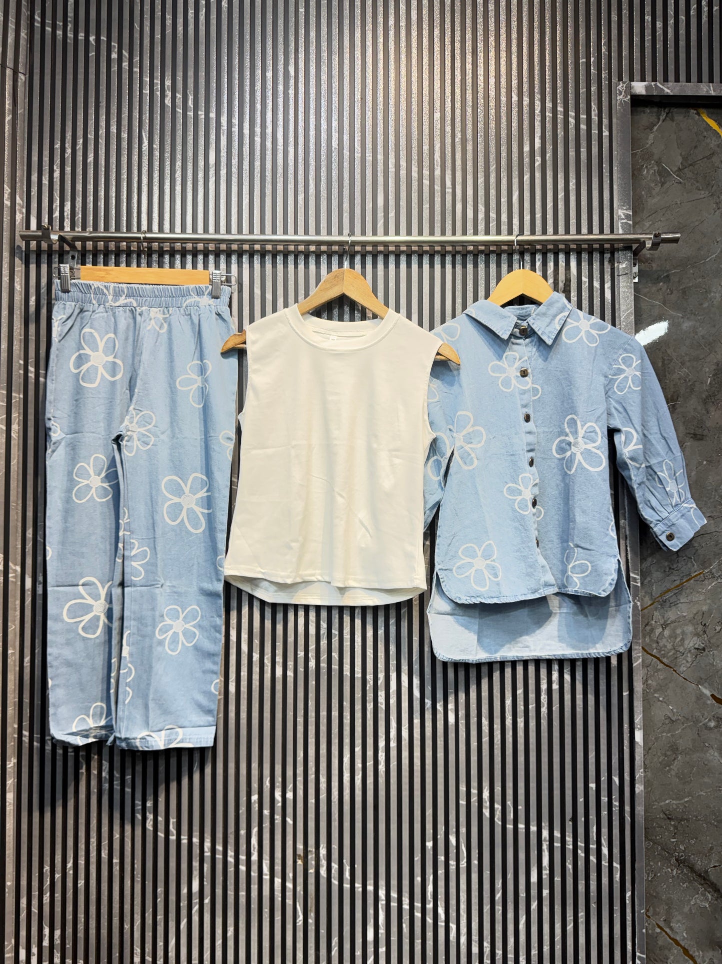 Cod 10004❣️So presenting kids wear, Beautiful 3 pis  cod set 💝