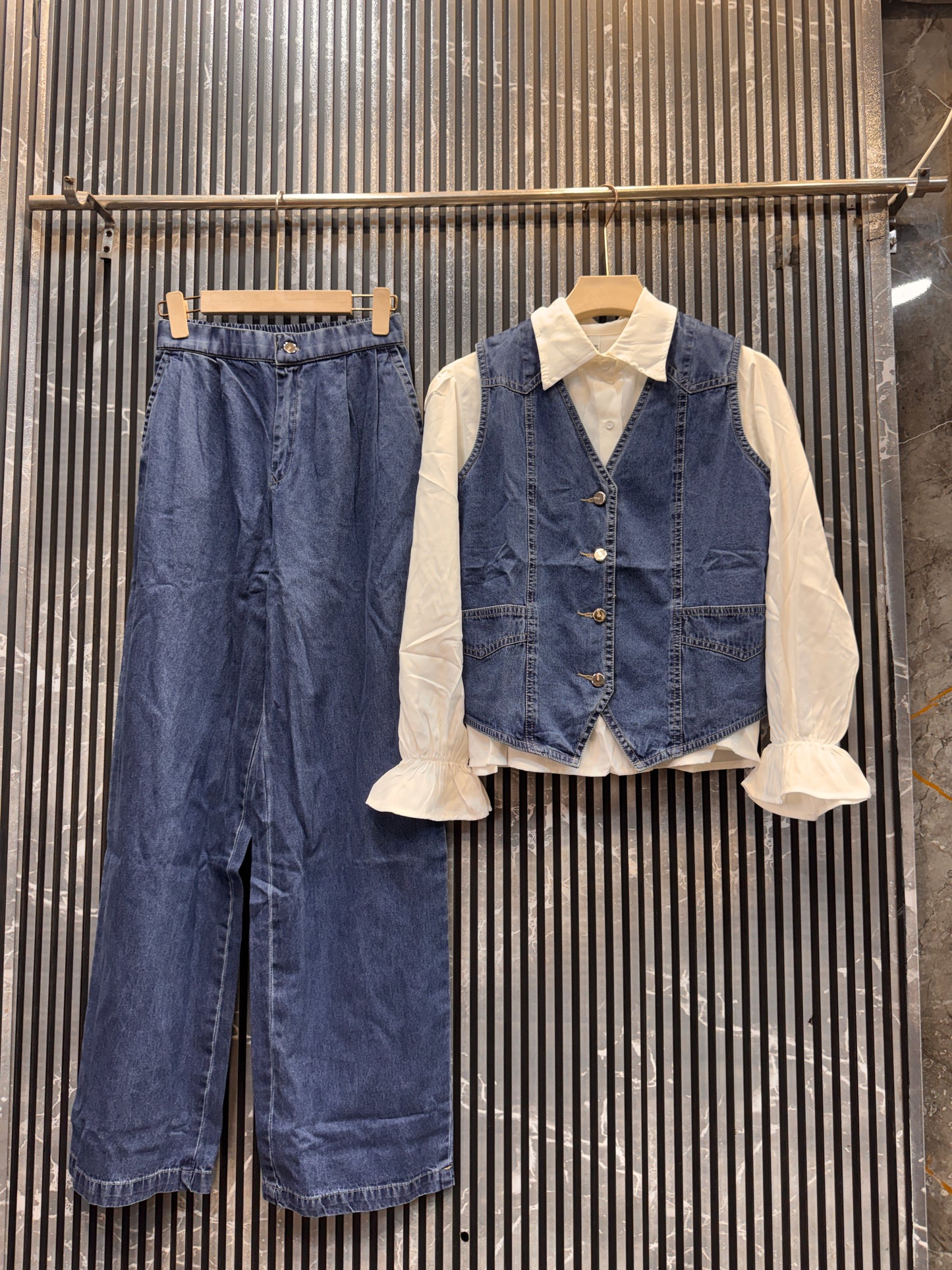 ✨ Premium Imported Denim Co-ord Set ✨
Upgrade your wardrobe with our ultra-stylish and premium denim co-ord set. Designed for modern women who love a blend of comfort, elegance, and top-notch quality. Whether it's a casual day out or an evening gathering,