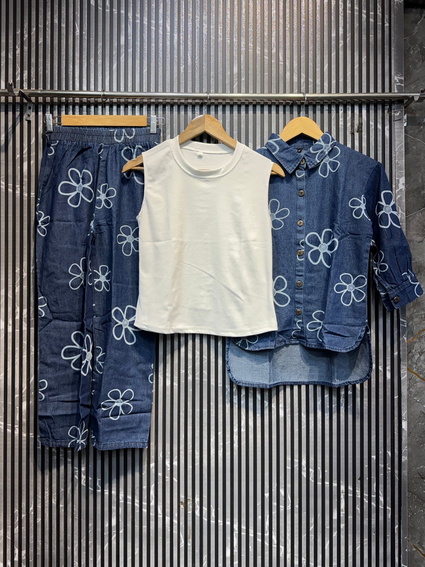 Cod 10004❣️So presenting kids wear, Beautiful 3 pis  cod set 💝