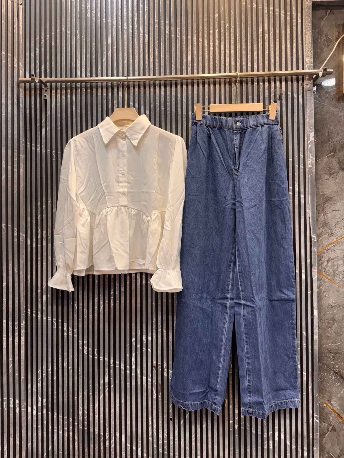 ✨ Premium Imported Denim Co-ord Set ✨
Upgrade your wardrobe with our ultra-stylish and premium denim co-ord set. Designed for modern women who love a blend of comfort, elegance, and top-notch quality. Whether it's a casual day out or an evening gathering,