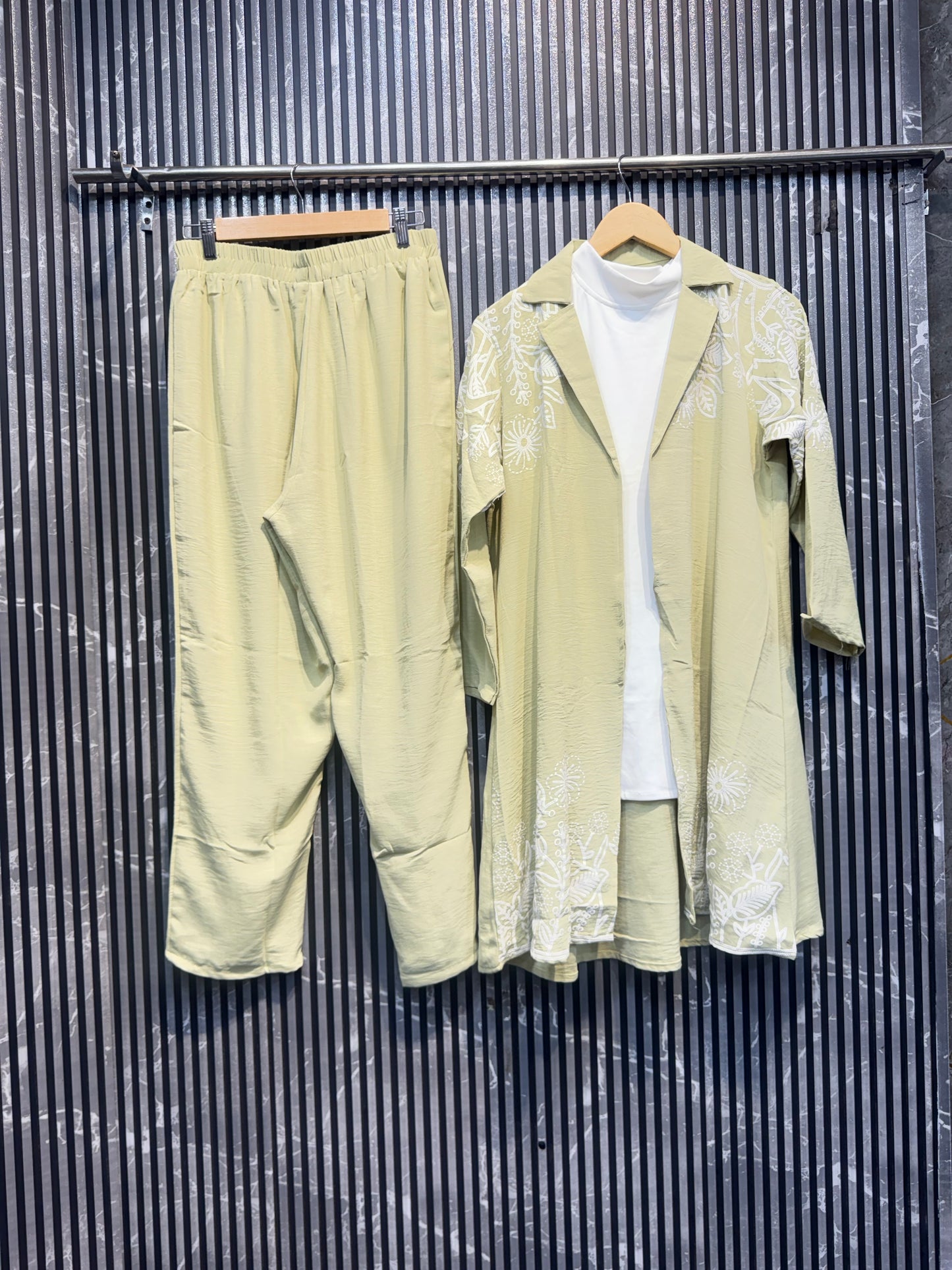 10010Zariya Luxe 3-Piece Suit Set | Premium Fabric & Elegant Design by Ajmeri Fashion