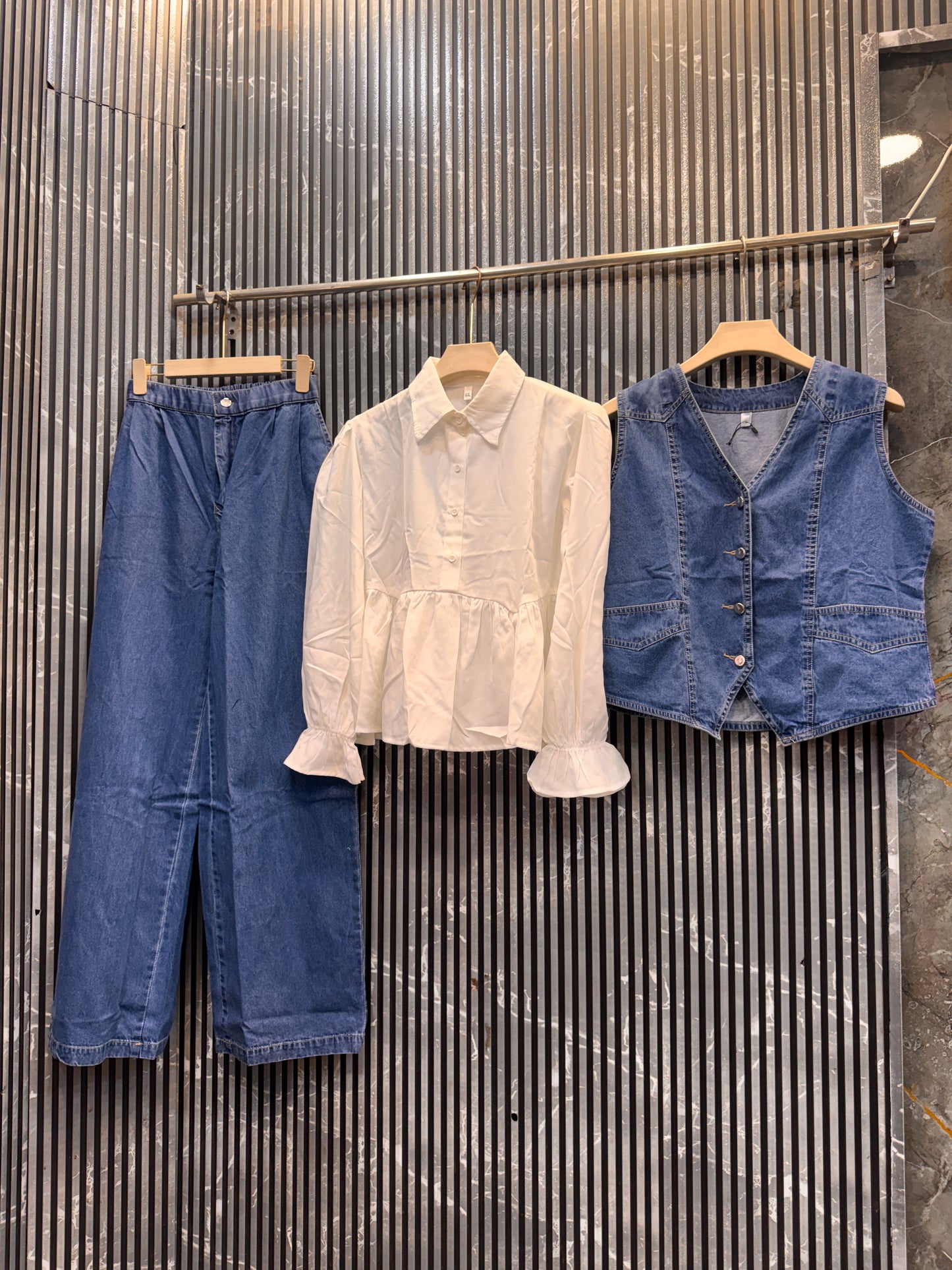 ✨ Premium Imported Denim Co-ord Set ✨
Upgrade your wardrobe with our ultra-stylish and premium denim co-ord set. Designed for modern women who love a blend of comfort, elegance, and top-notch quality. Whether it's a casual day out or an evening gathering,