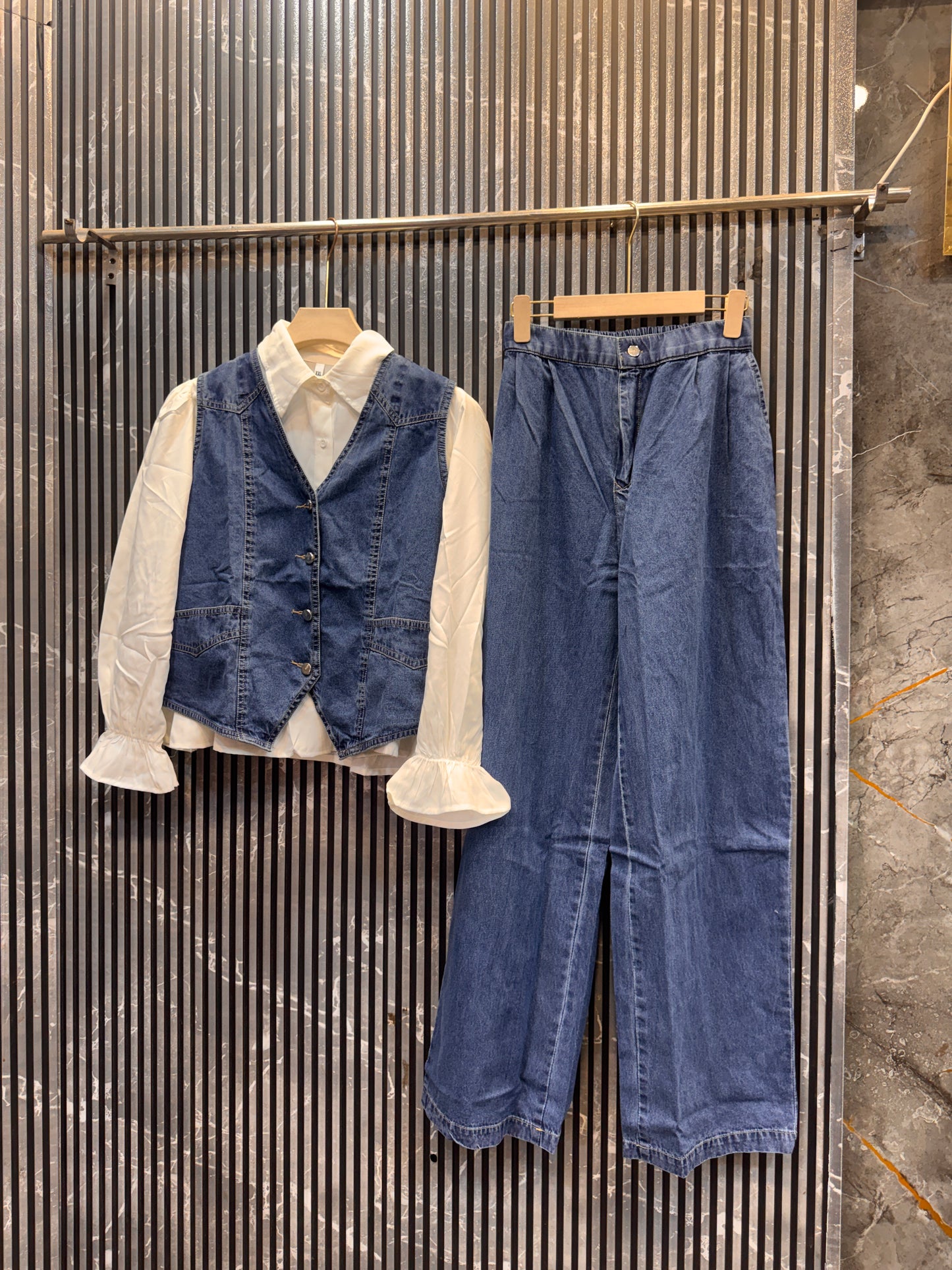 ✨ Premium Imported Denim Co-ord Set ✨
Upgrade your wardrobe with our ultra-stylish and premium denim co-ord set. Designed for modern women who love a blend of comfort, elegance, and top-notch quality. Whether it's a casual day out or an evening gathering,