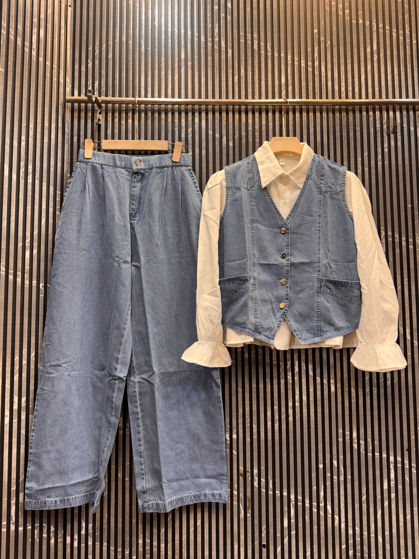 ✨ Premium Imported Denim Co-ord Set ✨
Upgrade your wardrobe with our ultra-stylish and premium denim co-ord set. Designed for modern women who love a blend of comfort, elegance, and top-notch quality. Whether it's a casual day out or an evening gathering,